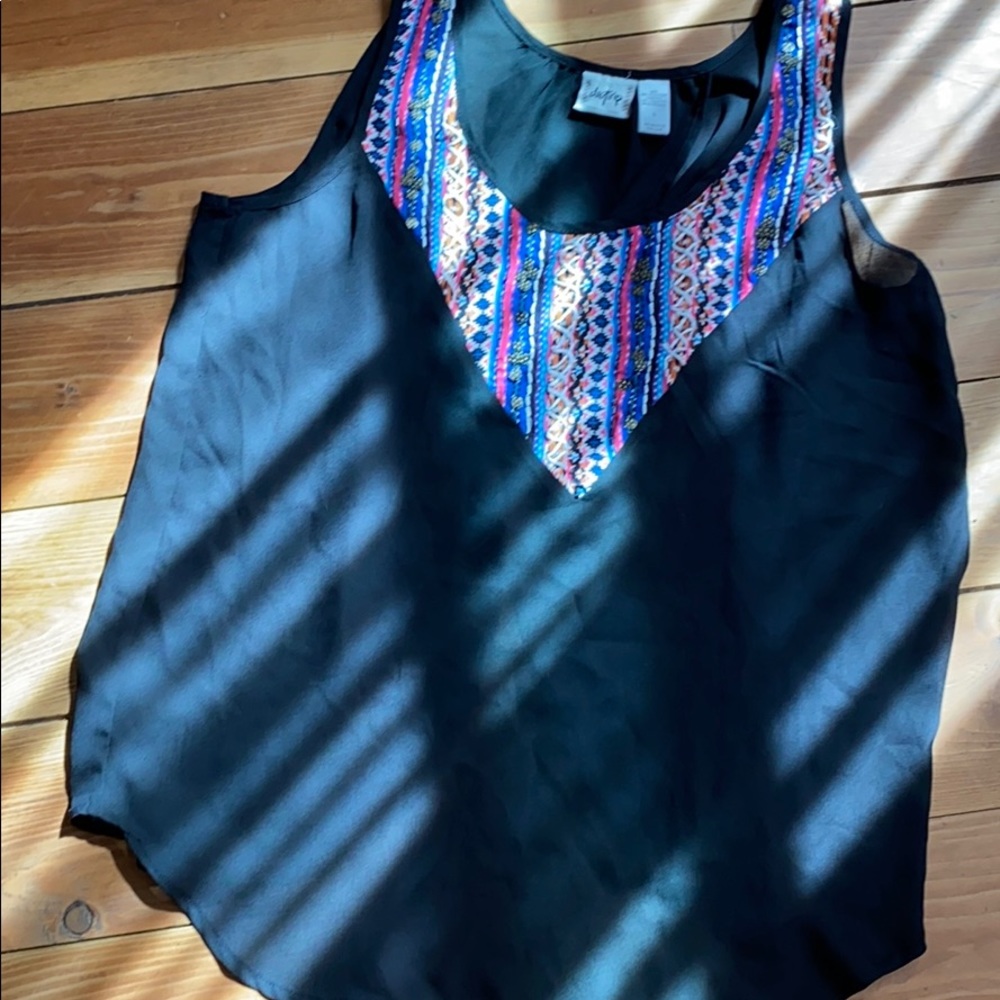 Daytrip top perfect for fair, slit in the back